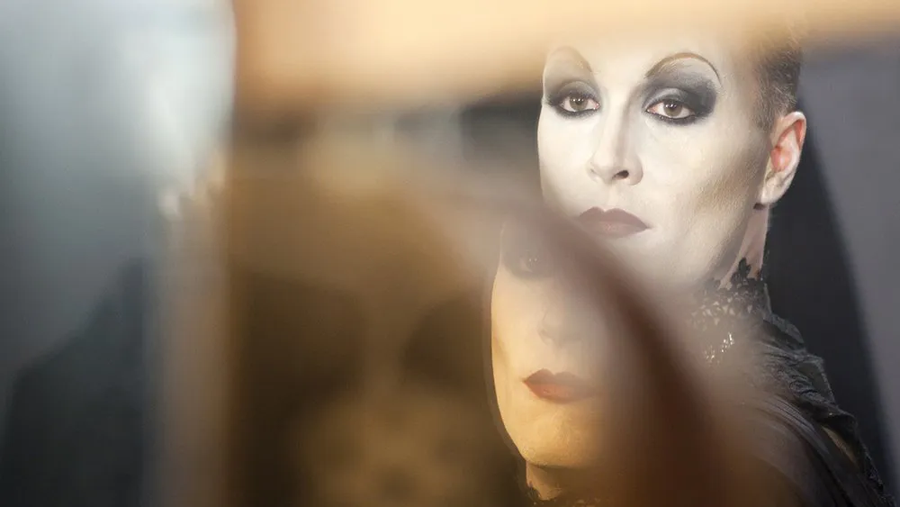 Peter Clements as Frau Welt reflected in a mirror